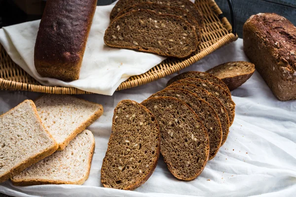 Surtido de pan horneado, rebanadas de pan de centeno, cereales de salvado, rus —  Fotos de Stock