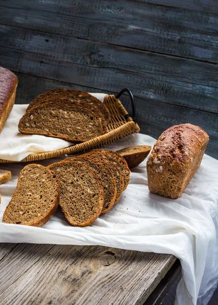 Assortiment de pain cuit au four, tranches de pain de seigle, céréales au son, rus — Photo