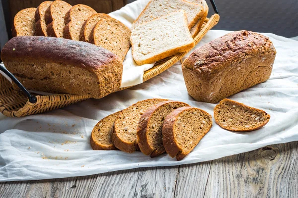 Sortiment aus gebackenem Brot, Scheiben Roggenbrot, Kleie Müsli, rus — Stockfoto