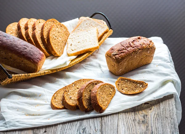 Surtido de pan horneado, rebanadas de pan de centeno, cereales de salvado, rus —  Fotos de Stock