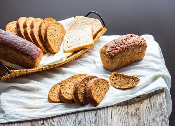 Sortiment aus gebackenem Brot, Scheiben Roggenbrot, Kleie Müsli, rus — Stockfoto