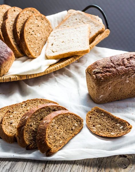 Surtido de pan horneado, rebanadas de pan de centeno, cereales de salvado, rus — Foto de Stock