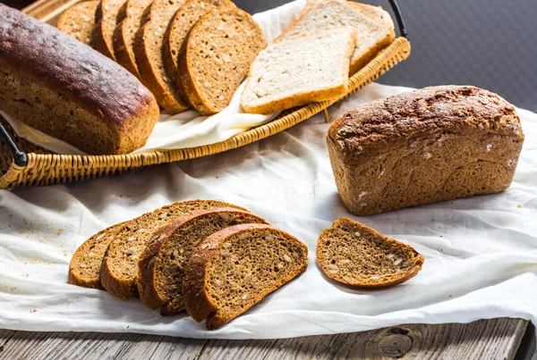 Sortiment aus gebackenem Brot, Scheiben Roggenbrot, Kleie Müsli, rus — Stockfoto