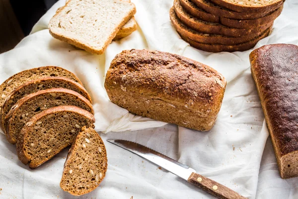 Assortment of baked bread, slices of rye bread, bran cereal, rus — Stock Photo, Image