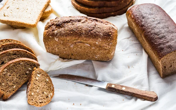 Assortment of baked bread, slices of rye bread, bran cereal, rus — Stock Photo, Image