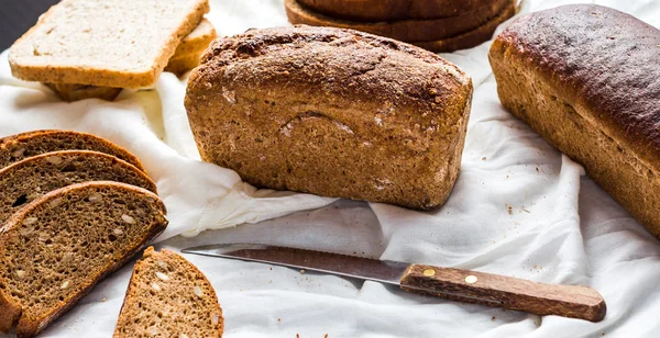 Surtido de pan horneado, rebanadas de pan de centeno, cereales de salvado, rus —  Fotos de Stock