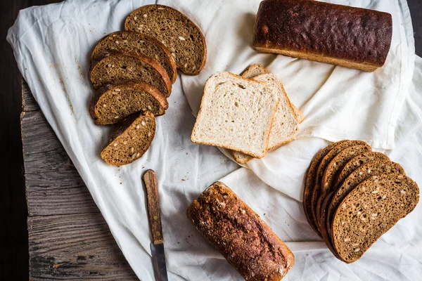 Assortiment de pain cuit au four, tranches de pain de seigle, céréales au son, rus — Photo