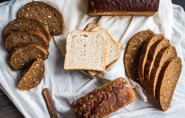 Assortment of baked bread, slices of rye bread, bran cereal, rus — Stock Photo, Image