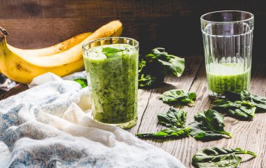 ıspanak, muz ve fıstık sütlü yeşil smoothie