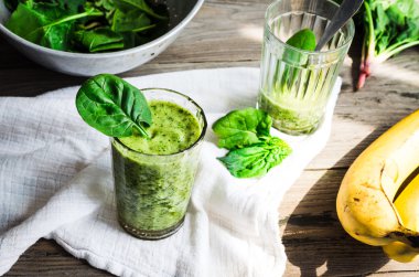 Yeşil yüzlü ıspanak yaprakları, muzlu fıstık süt ile bir