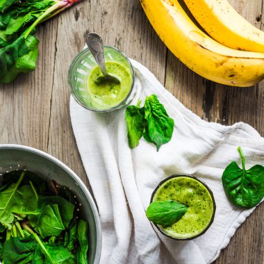 Yeşil yüzlü ıspanak yaprakları, muzlu fıstık süt ile bir