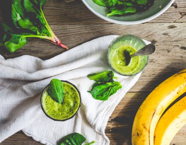 Vitamini yeşil smoothie ıspanak yaprakları, muz ve fıstık mi