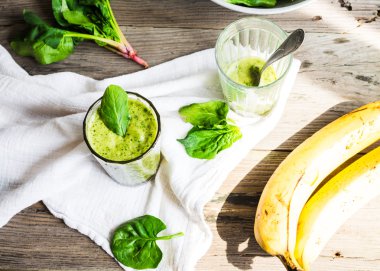 Vitamini yeşil smoothie ıspanak yaprakları, muz ve fıstık mi
