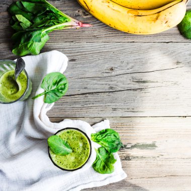 Vitamini yeşil smoothie ıspanak yaprakları, muz ve fıstık mi