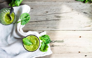 Vitamini yeşil smoothie ıspanak yaprakları, muz ve fıstık mi