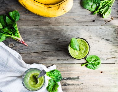 vitamini taze, yeşil güler yüzlü ıspanaklı, muz bir cam