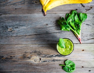 vitamini taze, yeşil smoothie ıspanak, muz, üstten görünüm