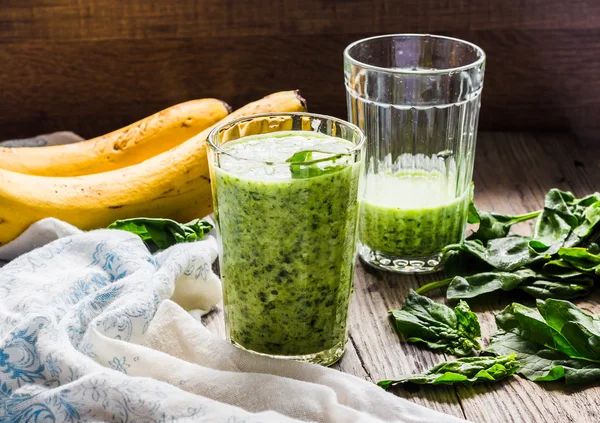 ıspanak, muz ve fıstık sütlü yeşil smoothie