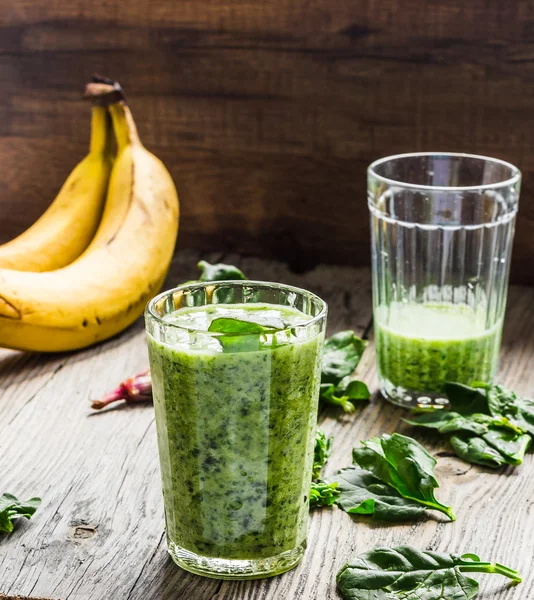 Frullato verde con spinaci, banana e latte di arachidi — Foto Stock