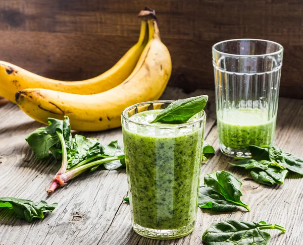 Batido verde com espinafre, banana e leite de amendoim — Fotografia de Stock