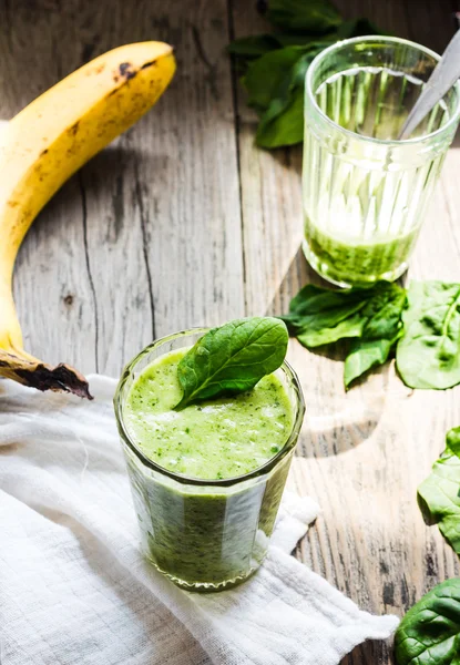 Fresco, smoothie verde com espinafre, banana em um copo, saudável b — Fotografia de Stock
