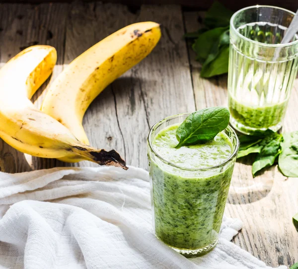 Fresco, frullato verde con spinaci, banana in un bicchiere, sano b — Foto Stock