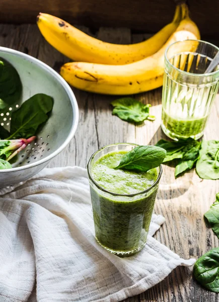 Fresco, frullato verde con spinaci, banana in un bicchiere, sano b — Foto Stock