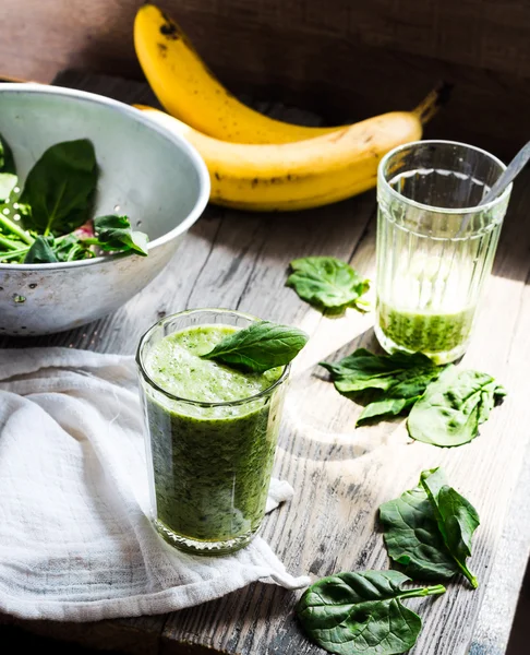 Свежий, зеленый смузи со шпинатом, банан в стакане, здоровый B — стоковое фото