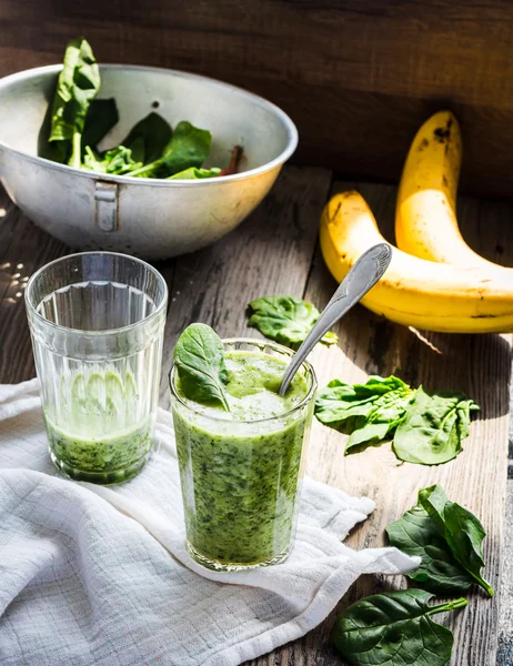 Fresco, smoothie verde com espinafre, banana em um copo, saudável b — Fotografia de Stock