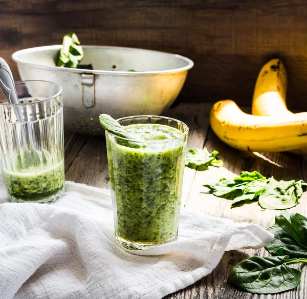 Fresco, frullato verde con spinaci, banana in un bicchiere, sano b — Foto Stock