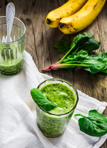 Frullato verde con foglie di spinaci, banana con latte di arachidi in un — Foto Stock