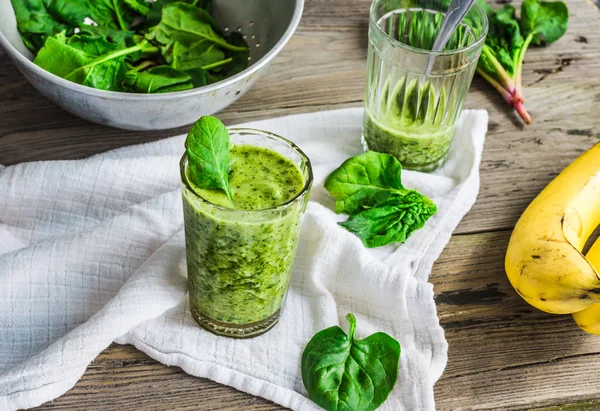 Batido verde com folhas de espinafre, banana com leite de amendoim em um — Fotografia de Stock