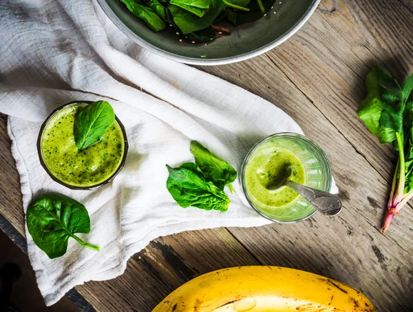 Frullato verde con foglie di spinaci, banana con latte d'arachidi, top — Foto Stock