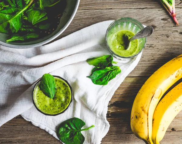 绿色思慕雪菠菜叶、 香蕉和花生牛奶 — 图库照片