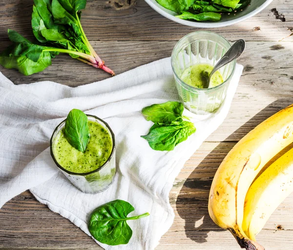 菠菜、香蕉和花生牛奶的维生素绿色冰沙 — 图库照片