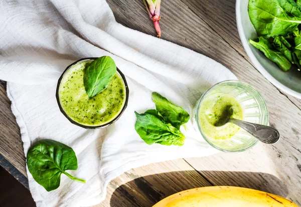 Frullato verde vitaminico con foglie di spinaci, banana e arachidi mi — Foto Stock