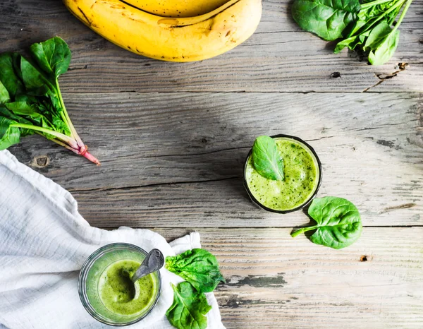 Vitamin frisk, grøn smoothie med spinat, banan i et glas - Stock-foto