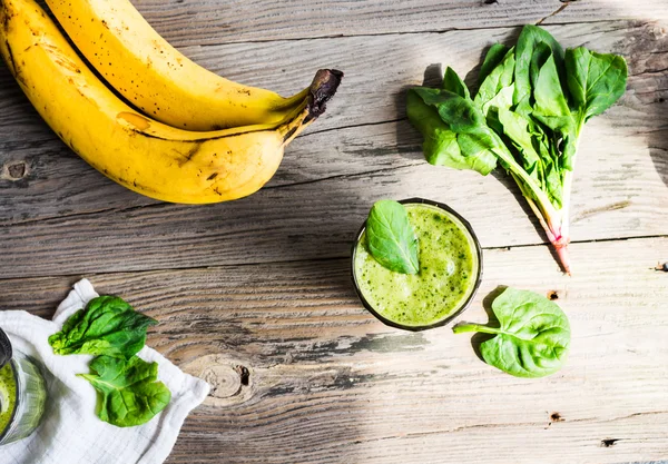 Vitamina fresca, batido verde con espinacas, plátano en un vaso — Foto de Stock