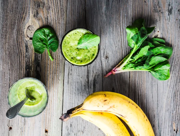 菠菜维生素新鲜、 绿色思慕雪，在一杯香蕉 — 图库照片