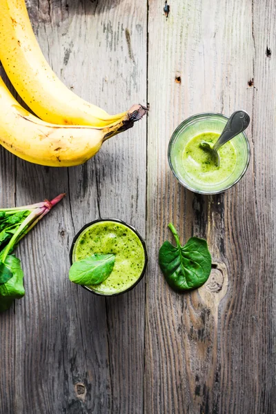 Vitamin frisk, grøn smoothie med spinat, banan i et glas - Stock-foto