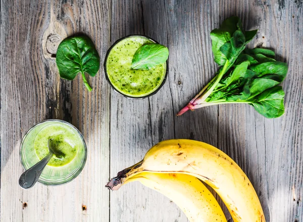 Batido de vitamina verde com espinafre, banana, comida limpa — Fotografia de Stock