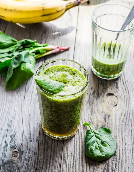 Vitamin grøn smoothie med spinat, banan, ren spisning - Stock-foto