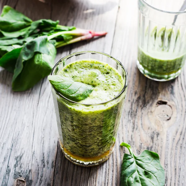 Frullato verde vitaminico con spinaci, banana, mangiare pulito — Foto Stock