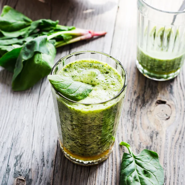 Batido de vitamina verde con espinacas, plátano, comer limpio —  Fotos de Stock