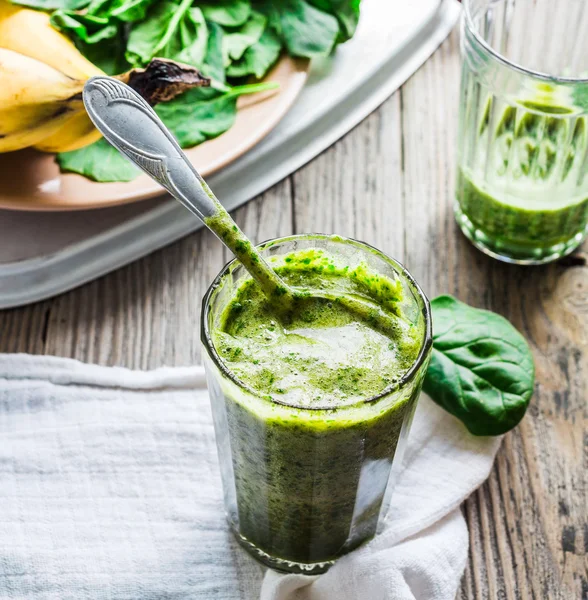 Vitamin grøn smoothie med spinat, banan, ren spisning - Stock-foto