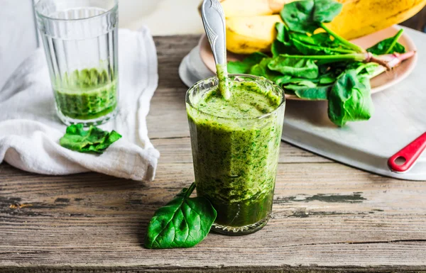 Vitamin green smoothie with spinach, banana, clean eating — Stock Photo, Image