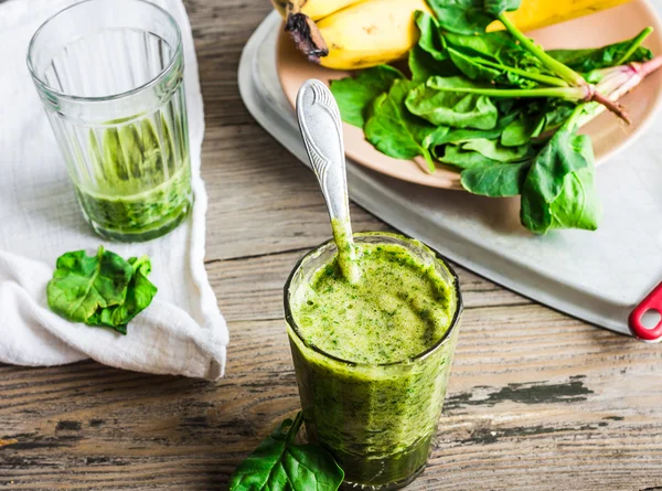 Vitamin grøn smoothie med spinat, banan, ren spisning - Stock-foto