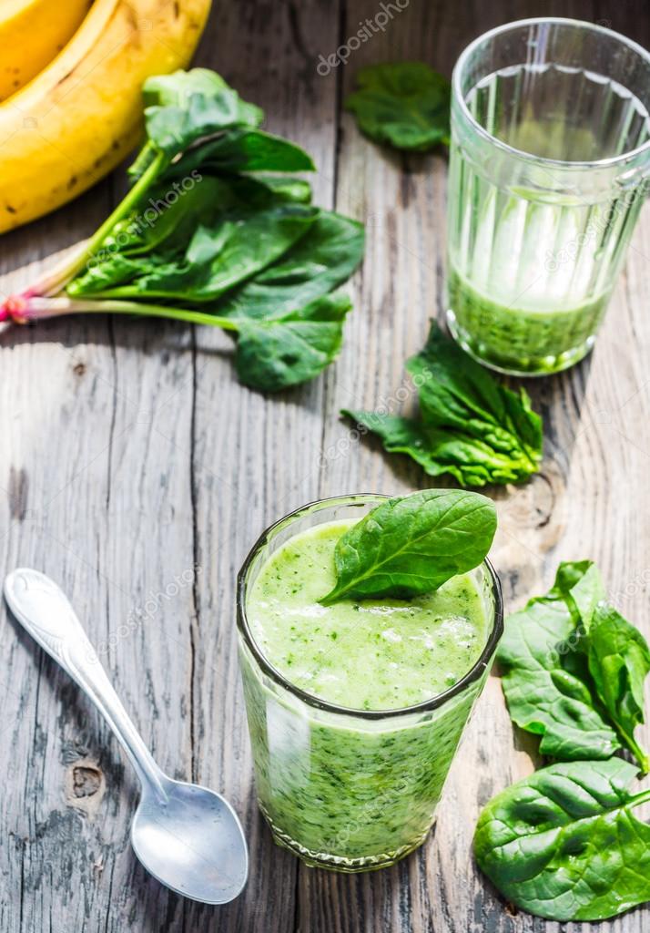 Green smoothie with spinach, banana and peanut milk — Stock Photo