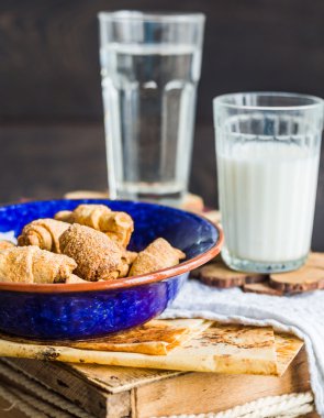 doldurma, süt, b ile kısa bir pasta çörek bisküvi