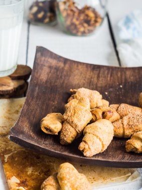 yoğunlaştırılmış süt içinde kısa pasta bisküvi simit dolması